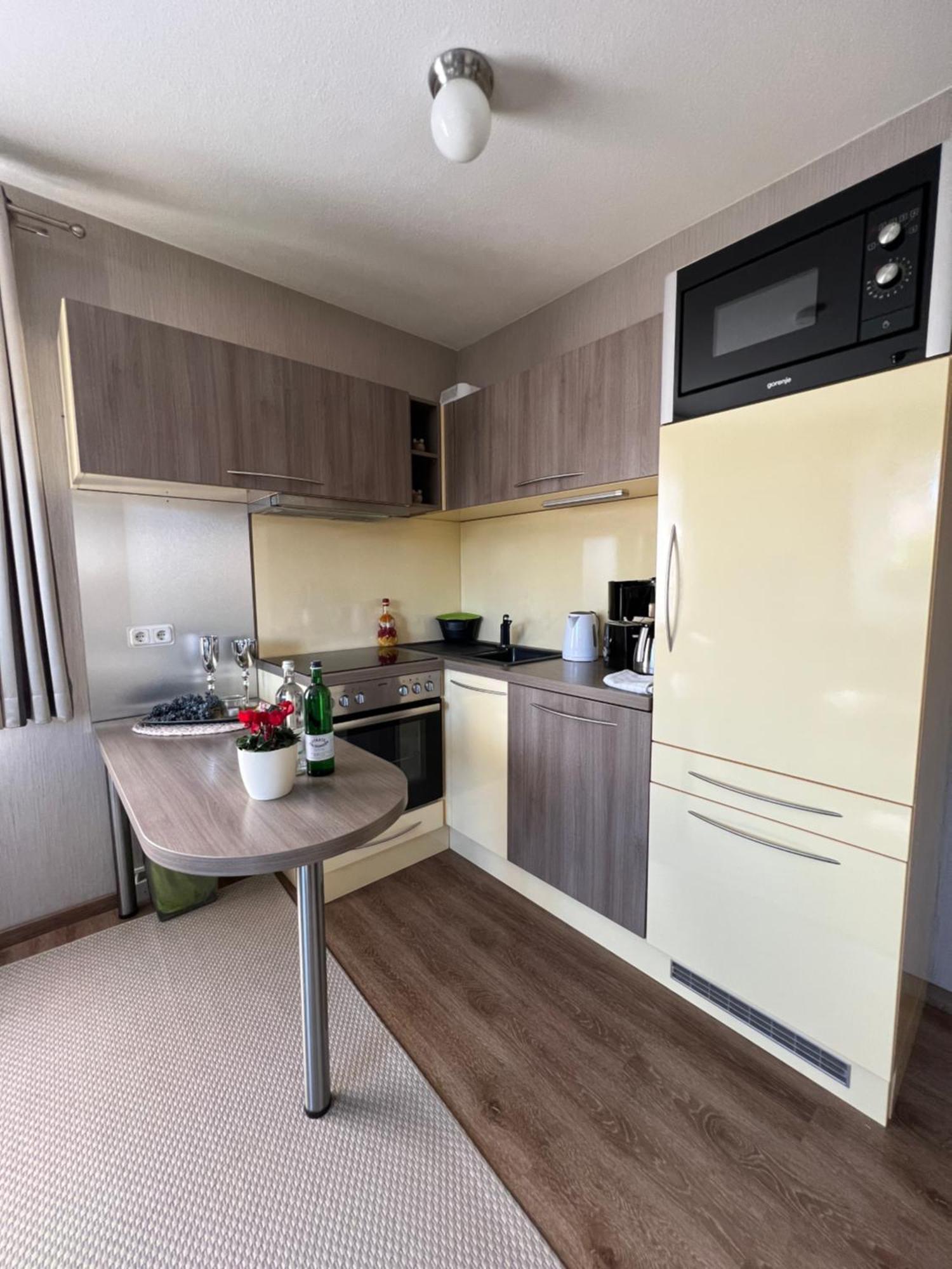 Apartment Vis-a-vis *