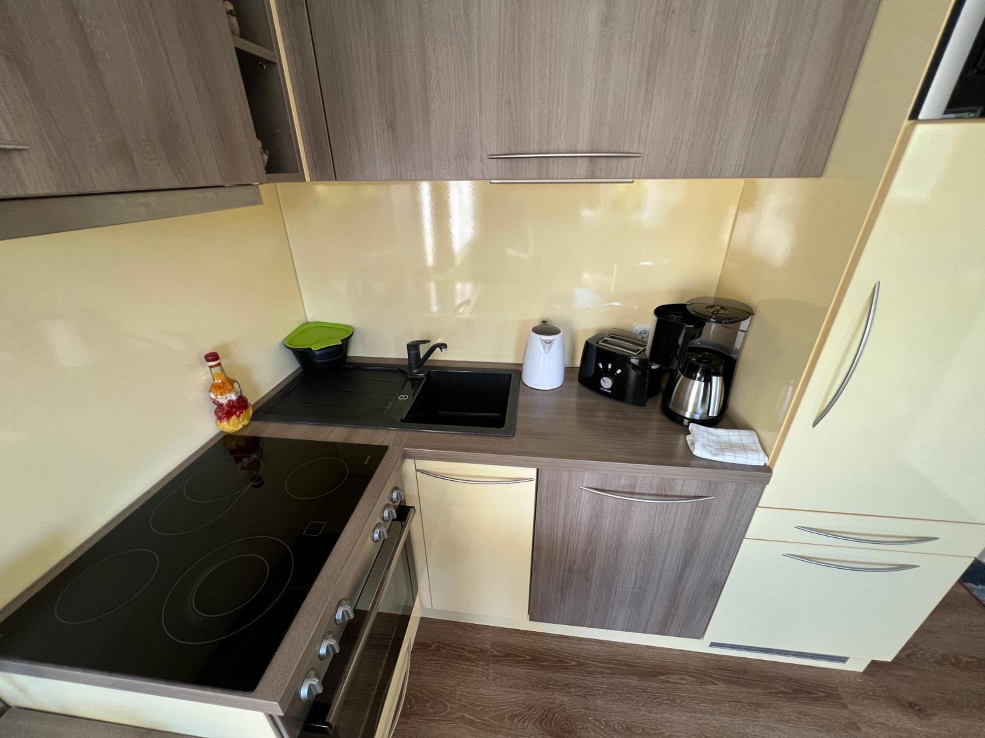 Vis-a-vis Apartment *
